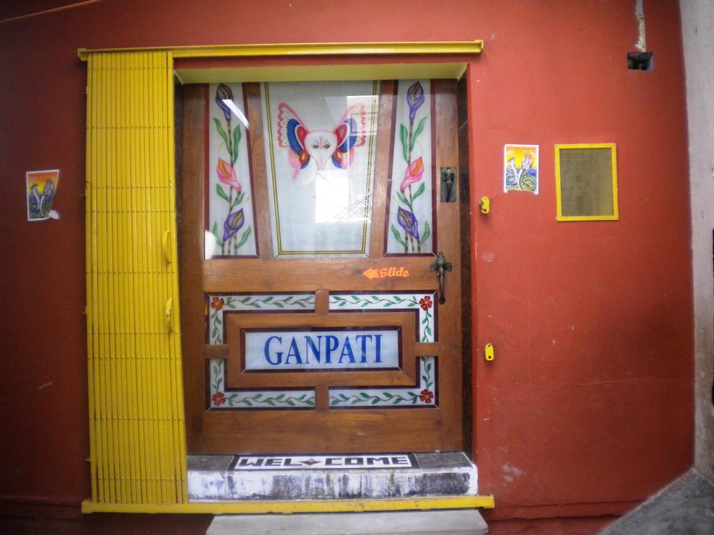 Ganpati Guest House Varanasi Bagian luar foto